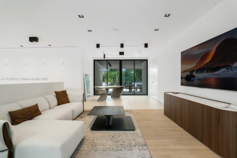Casa en venta en Miami, Florida, 6 dormitorios, 820.61 m2 № 1483345 - foto 19