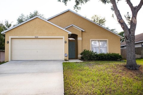 House in Sorrento, Florida 4 bedrooms, 122.45 sq.m. № 1725360 - photo 1