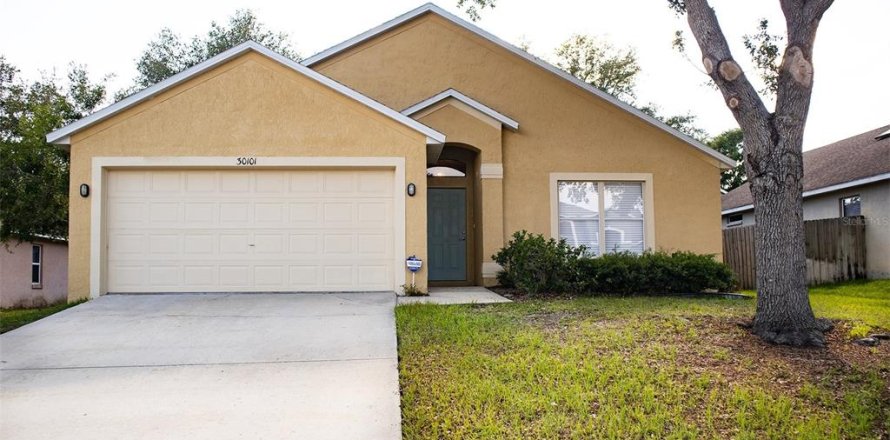 House in Sorrento, Florida 4 bedrooms, 122.45 sq.m. № 1725360