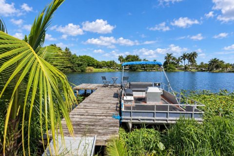House in Palm Springs, Florida 3 bedrooms, 128.58 sq.m. № 2417934 - photo 3