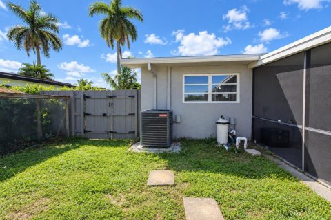 House in Palm Springs, Florida 3 bedrooms, 128.58 sq.m. № 2417934 - photo 30