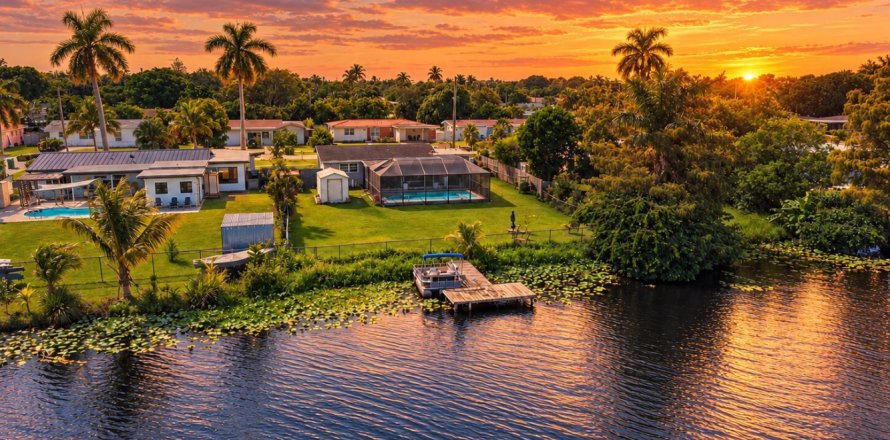 House in Palm Springs, Florida 3 bedrooms, 128.58 sq.m. № 2417934