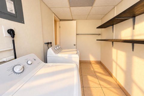 House in Palm Springs, Florida 3 bedrooms, 128.58 sq.m. № 2417934 - photo 24
