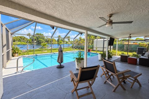 House in Palm Springs, Florida 3 bedrooms, 128.58 sq.m. № 2417934 - photo 2