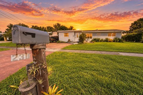 House in Palm Springs, Florida 3 bedrooms, 128.58 sq.m. № 2417934 - photo 9