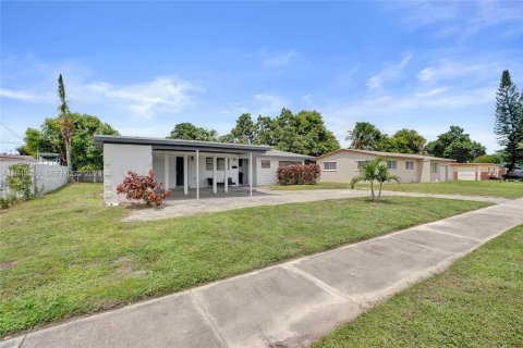 Casa en venta en Miami Gardens, Florida, 3 dormitorios, 135.17 m2 № 2000302 - foto 2