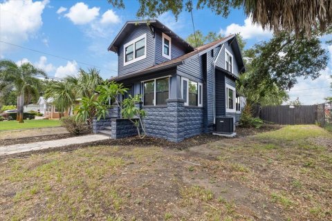 House in Saint Petersburg, Florida 4 bedrooms, 143.53 sq.m. № 2391518 - photo 2