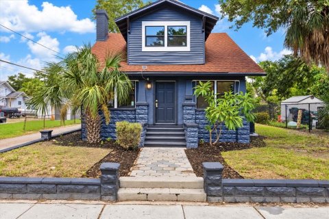 House in Saint Petersburg, Florida 4 bedrooms, 143.53 sq.m. № 2391518