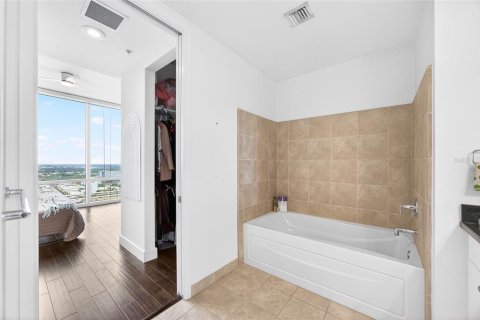 Condo in Orlando, Florida, 2 bedrooms № 2103607 - photo 23