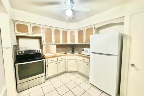 Condominio en alquiler en Miami, Florida, 1 dormitorio, 88.63 m2 № 1993863 - foto 3