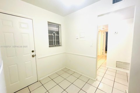 Condominio en alquiler en Miami, Florida, 1 dormitorio, 88.63 m2 № 1993863 - foto 1