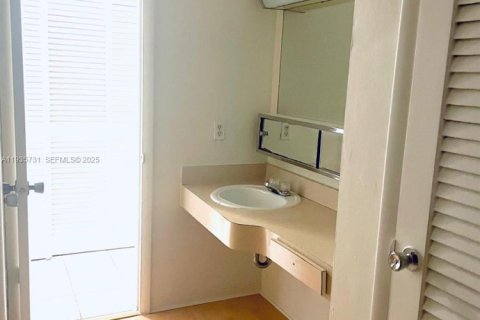 Condominio en alquiler en Miami, Florida, 1 dormitorio, 88.63 m2 № 1993863 - foto 7