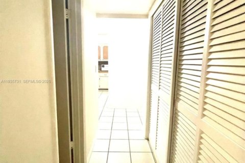 Condominio en alquiler en Miami, Florida, 1 dormitorio, 88.63 m2 № 1993863 - foto 15