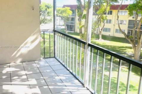 Condominio en alquiler en Miami, Florida, 1 dormitorio, 88.63 m2 № 1993863 - foto 17