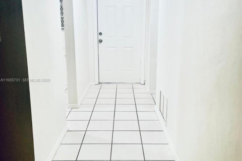 Condominio en alquiler en Miami, Florida, 1 dormitorio, 88.63 m2 № 1993863 - foto 5