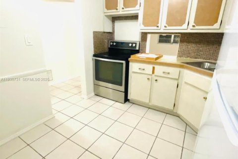 Condominio en alquiler en Miami, Florida, 1 dormitorio, 88.63 m2 № 1993863 - foto 2