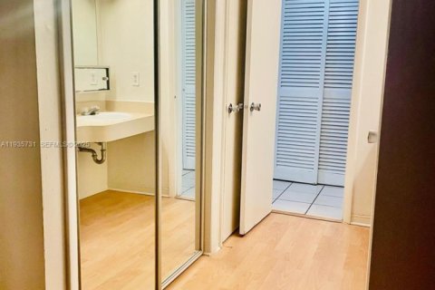 Condominio en alquiler en Miami, Florida, 1 dormitorio, 88.63 m2 № 1993863 - foto 9