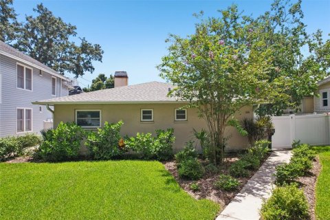 House in Saint Petersburg, Florida 3 bedrooms, 181.16 sq.m. № 2298086
