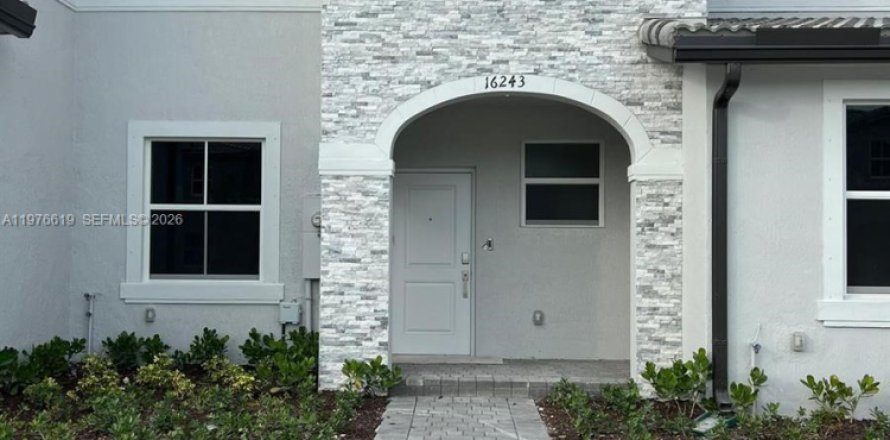 Townhouse in Homestead, Florida 3 bedrooms, 137.77 sq.m. № 2040562