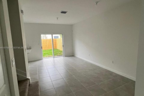 Townhouse in Homestead, Florida 3 bedrooms, 137.77 sq.m. № 2040562 - photo 3