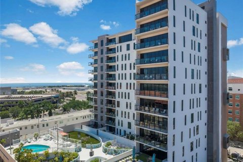 Condo in Saint Petersburg, Florida, 2 bedrooms  № 1773965 - photo 1