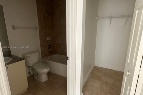 Apartment in Hialeah, Florida 2 bedrooms, 78.97 sq.m. № 1925344 - photo 13