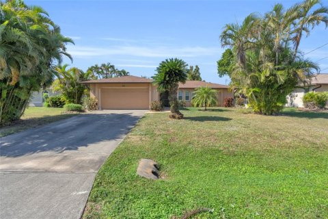 House in Cape Coral, Florida 2 bedrooms, 112.5 sq.m. № 1521082 - photo 1