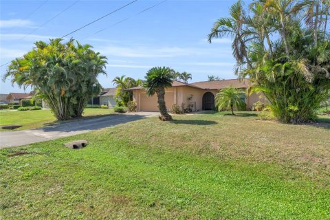 House in Cape Coral, Florida 2 bedrooms, 112.5 sq.m. № 1521082 - photo 2