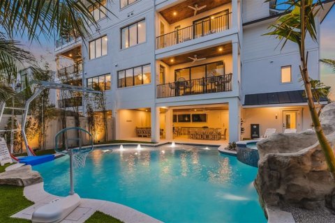 Condo in Sarasota, Florida, 5 bedrooms № 2120697 - photo 4