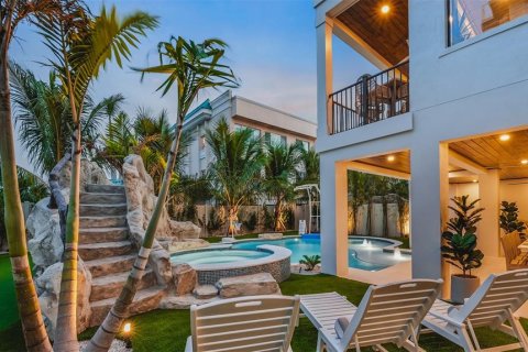 Condo in Sarasota, Florida, 5 bedrooms № 2120697 - photo 8