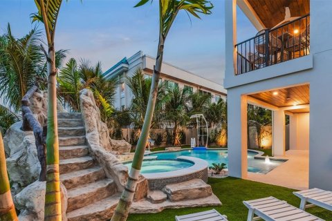 Condo in Sarasota, Florida, 5 bedrooms № 2120697 - photo 9