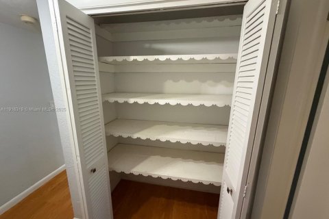 Снять в аренду кондоминиум в Халландейл-Бич, Флорида 2 спальни, 98.48м2, № 2082625 - фото 15