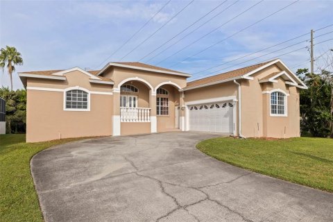 House in Seminole, Florida 4 bedrooms, 244.15 sq.m. № 2394412