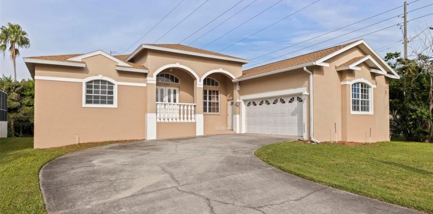 House in Seminole, Florida 4 bedrooms, 244.15 sq.m. № 2394412