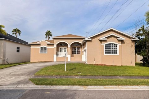 House in Seminole, Florida 4 bedrooms, 244.15 sq.m. № 2394412 - photo 2