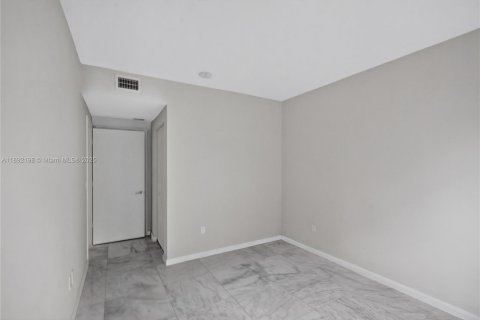 Condo in Miami, Florida, 3 bedrooms  № 2014633 - photo 27
