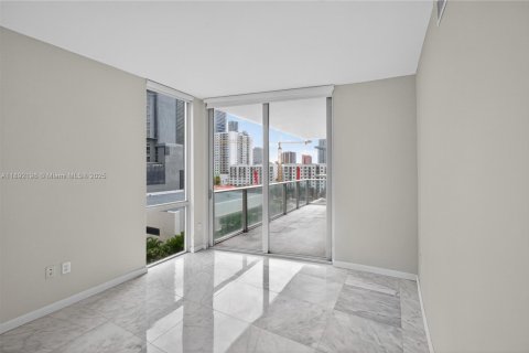 Condo in Miami, Florida, 3 bedrooms  № 2014633 - photo 30