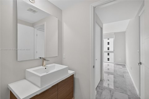 Condo in Miami, Florida, 3 bedrooms  № 2014633 - photo 29