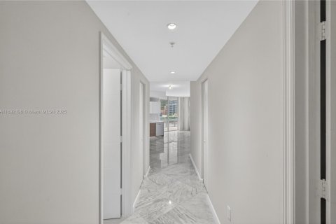 Condo in Miami, Florida, 3 bedrooms  № 2014633 - photo 15