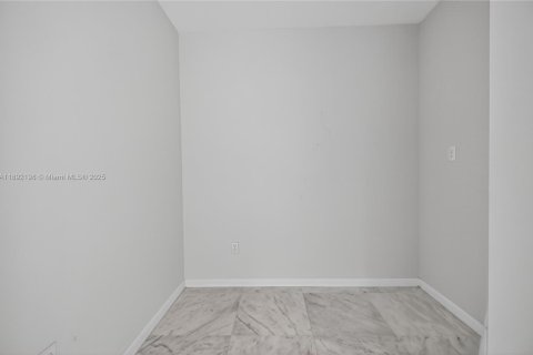 Condo in Miami, Florida, 3 bedrooms  № 2014633 - photo 17