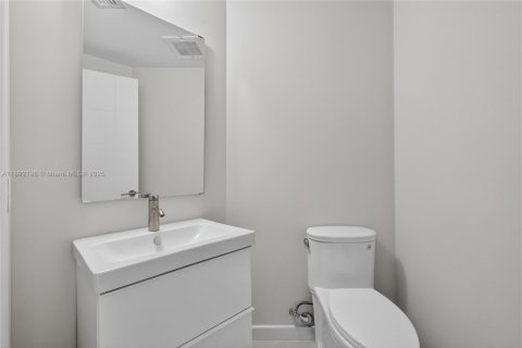 Condo in Miami, Florida, 3 bedrooms  № 2014633 - photo 16