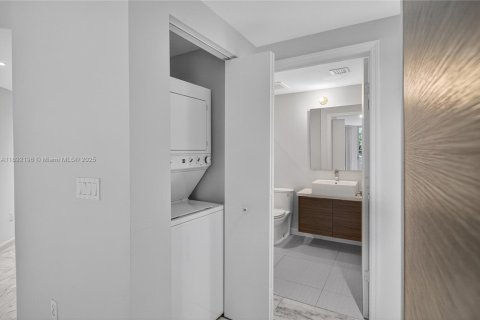 Condo in Miami, Florida, 3 bedrooms  № 2014633 - photo 19