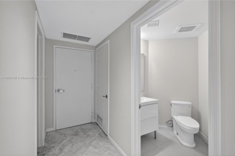 Condo in Miami, Florida, 3 bedrooms  № 2014633 - photo 14
