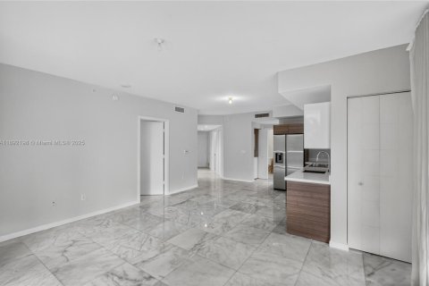 Condo in Miami, Florida, 3 bedrooms  № 2014633 - photo 9