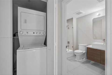 Condo in Miami, Florida, 3 bedrooms  № 2014633 - photo 21