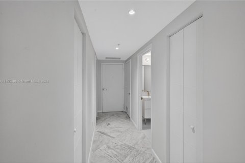 Condo in Miami, Florida, 3 bedrooms  № 2014633 - photo 18