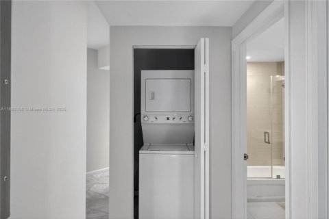 Condo in Miami, Florida, 3 bedrooms  № 2014633 - photo 20