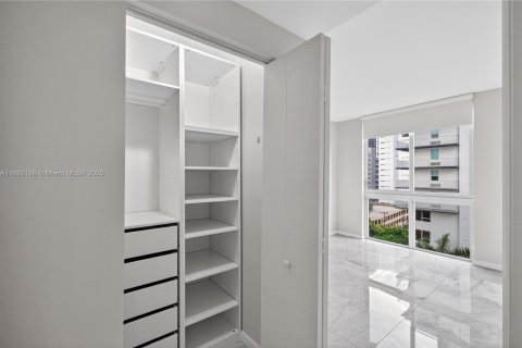Condo in Miami, Florida, 3 bedrooms  № 2014633 - photo 23
