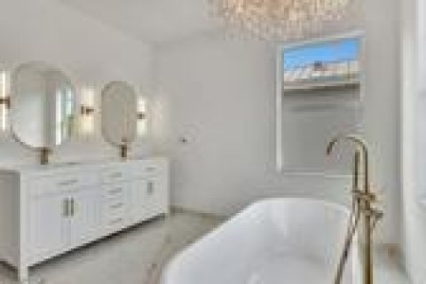 House in West Palm Beach, Florida 6 bedrooms, 361.76 sq.m. № 2172014 - photo 10