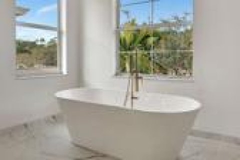 House in West Palm Beach, Florida 6 bedrooms, 361.76 sq.m. № 2172014 - photo 14